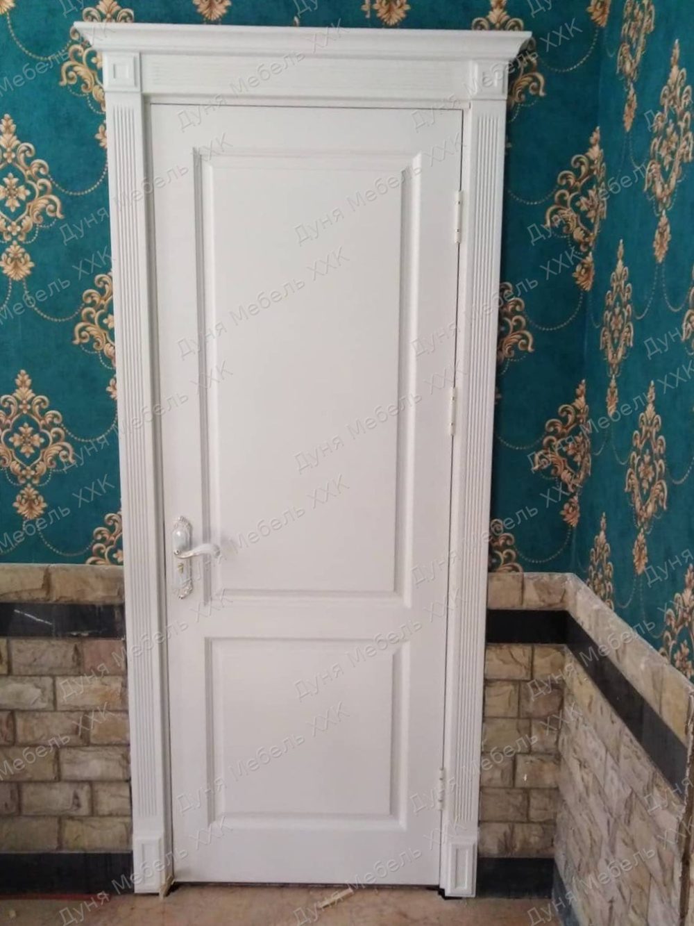 Цагаан гөлгөр хаалга