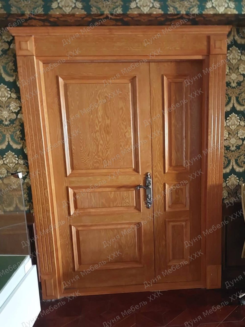 Сийлбэртэй царс хаалга