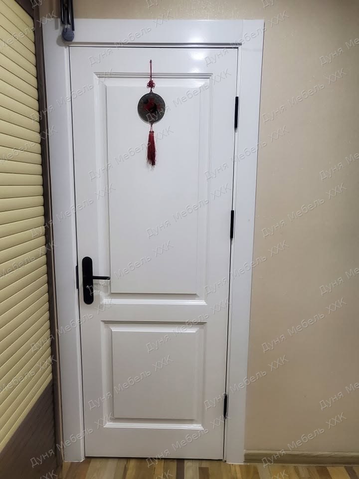 Цагаан хавтгайт хаалга, хар бариултай